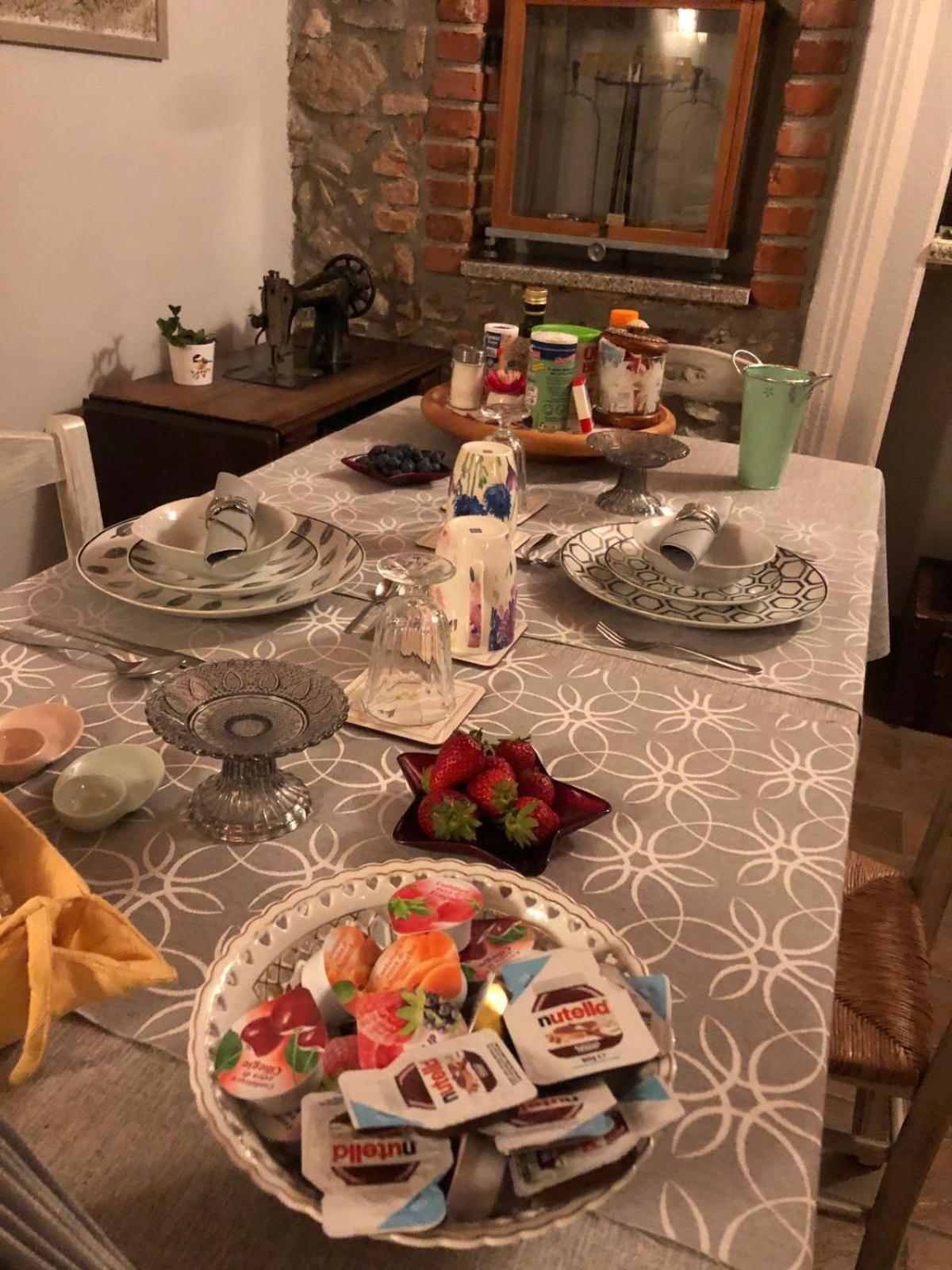 A Due Passi Dal Castello Bed and Breakfast Somma Lombardo Eksteriør billede