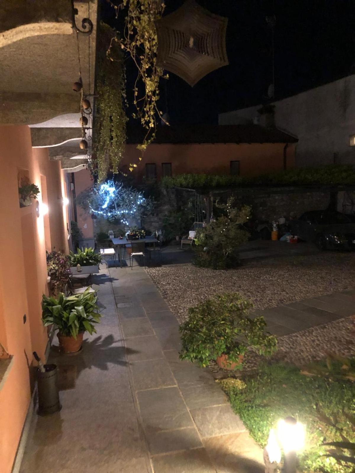 A Due Passi Dal Castello Bed and Breakfast Somma Lombardo Eksteriør billede