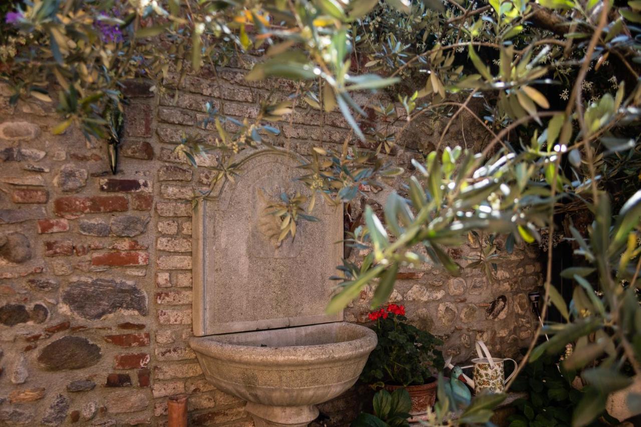 A Due Passi Dal Castello Bed and Breakfast Somma Lombardo Eksteriør billede